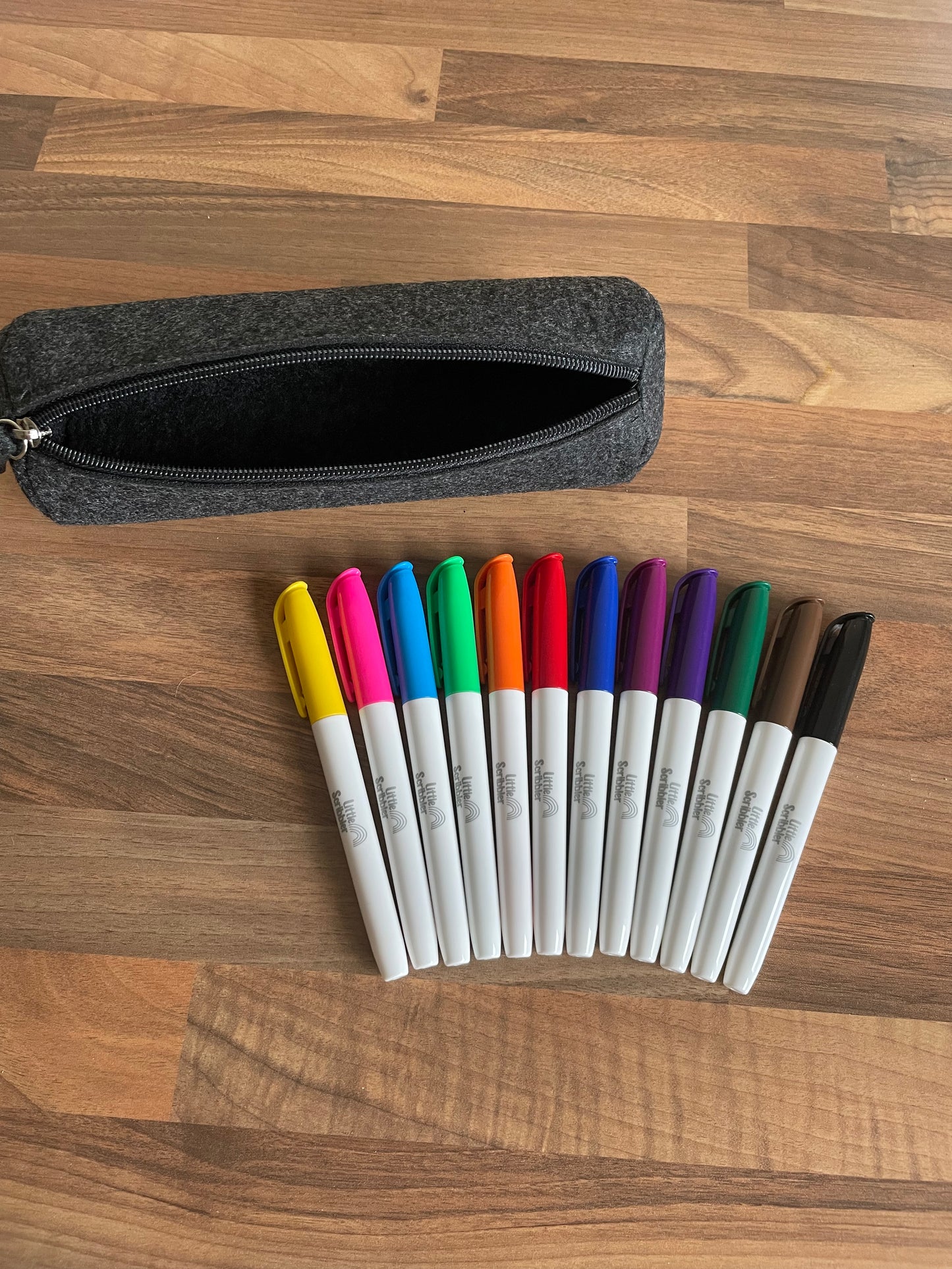 12 Washable pens  and felt pencil case