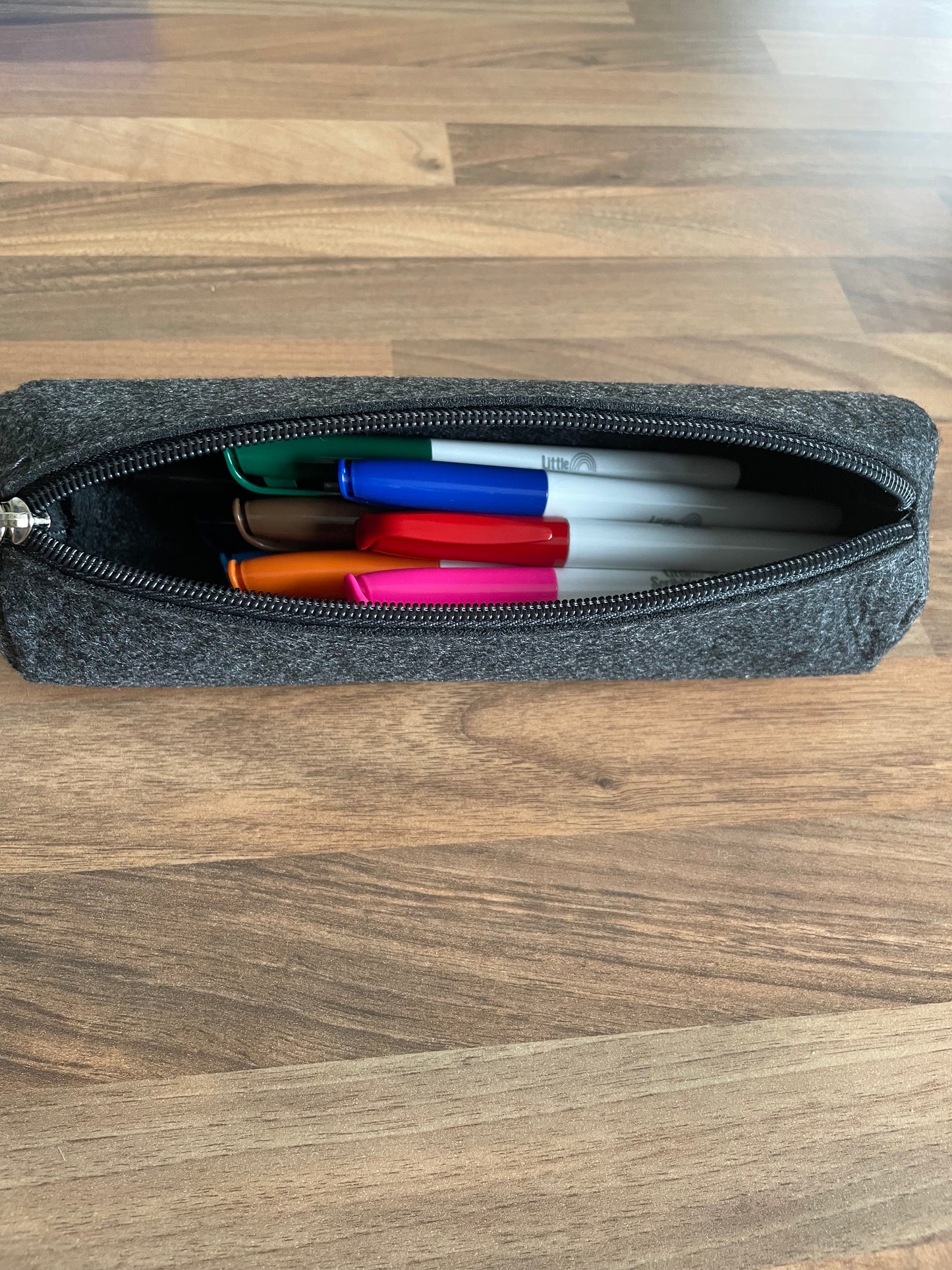 12 Washable pens  and felt pencil case